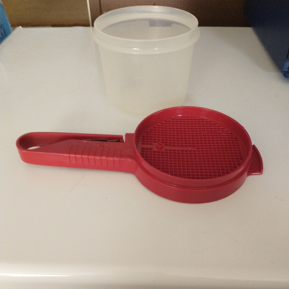 Vintage Red Tupperware Flour Sifter 1689 w/Attached Bowl 1493 - Picture 2 of 3